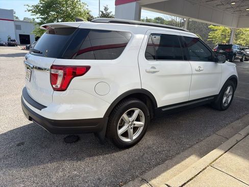 Used 2018 Ford Explorer XLT FWD image 3