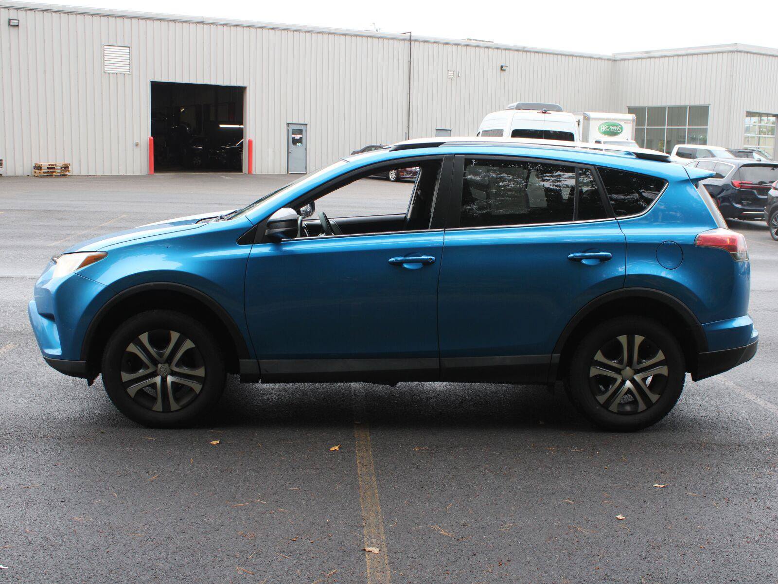Used 2016 Toyota RAV4 LE AWD/4WD image 5