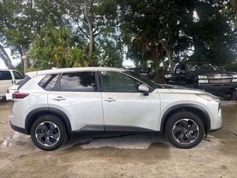 Used 2024 Nissan Rogue SV AWD/4WD image 6