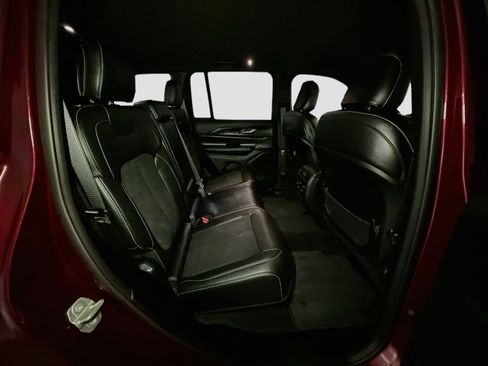 Used 2023 Jeep Grand Cherokee Altitude RWD image 35