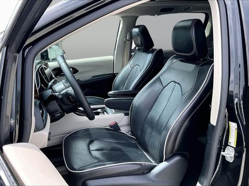Used 2023 Chrysler Pacifica Limited FWD image 8