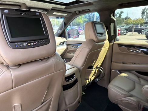 Used 2019 Cadillac Escalade Platinum RWD image 16