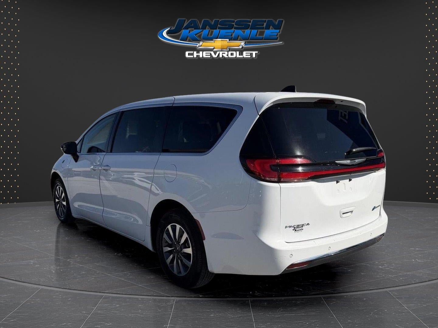 Used 2024 Chrysler Pacifica Limited FWD image 3