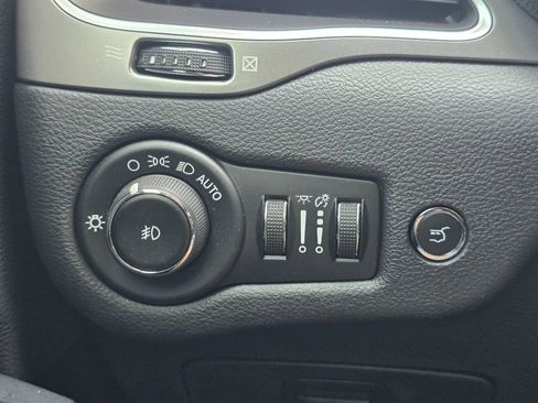 Used 2019 Jeep Cherokee Latitude Plus w/ Comfort/Convenience Group FWD image 23