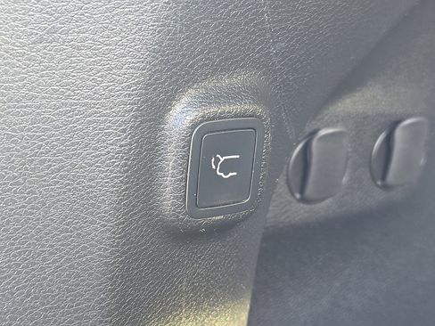 Used 2019 Jeep Cherokee Limited image 29