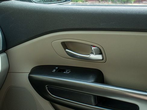 Used 2021 Kia Sedona LX FWD image 24
