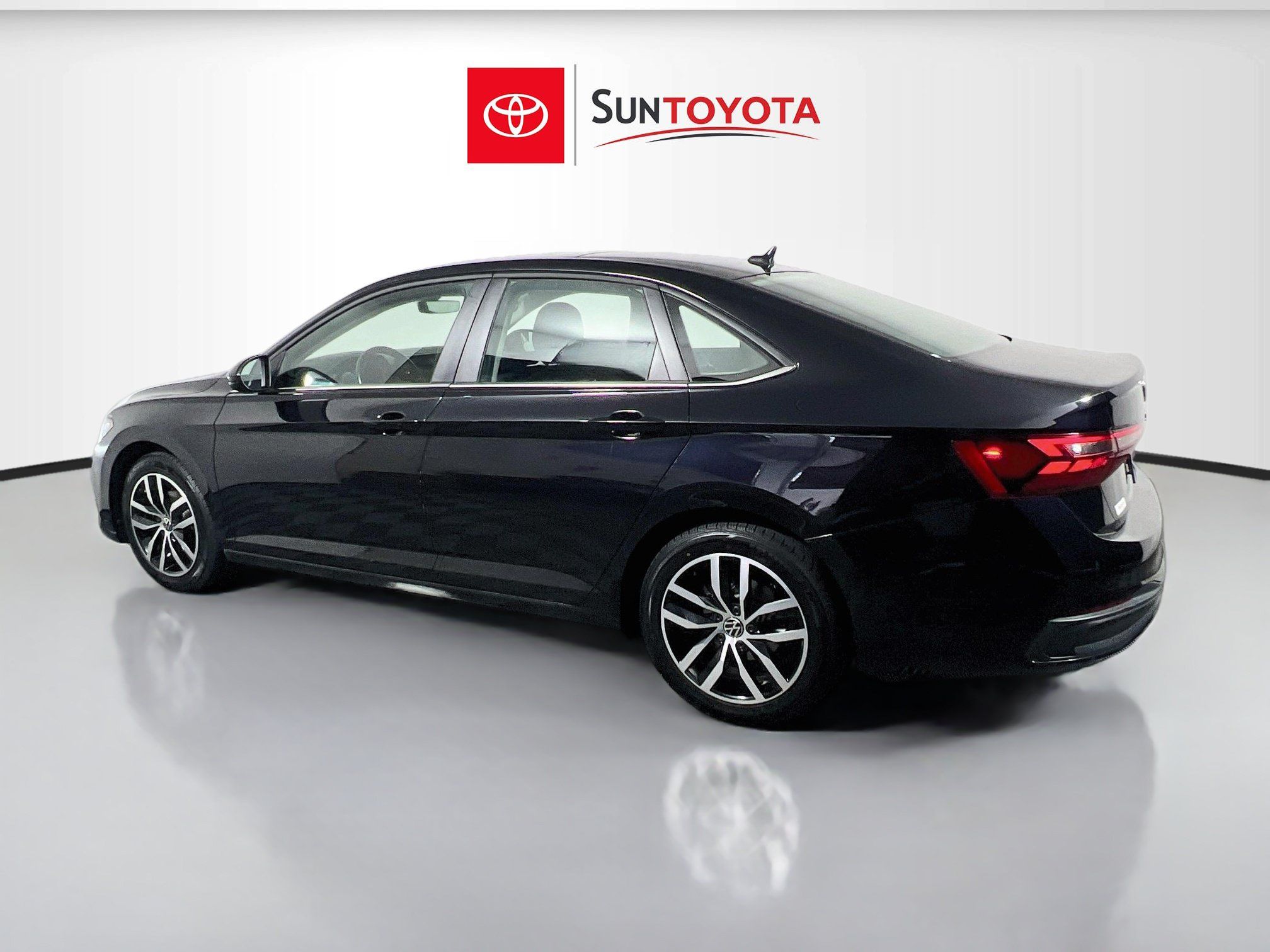 Used 2025 Volkswagen Jetta SE FWD image 6