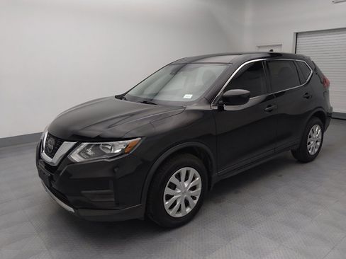 Used 2019 Nissan Rogue S image 2