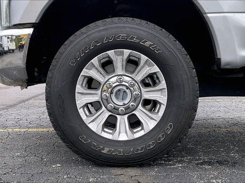 Used 2022 Ford F250 XLT w/ FX4 Off-Road Package AWD/4WD image 9