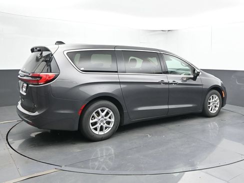 Used 2023 Chrysler Pacifica Touring-L FWD image 3