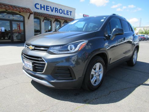 Used 2020 Chevrolet Trax LT FWD image 2