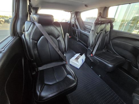 Used 2025 Chrysler Pacifica Select FWD image 3