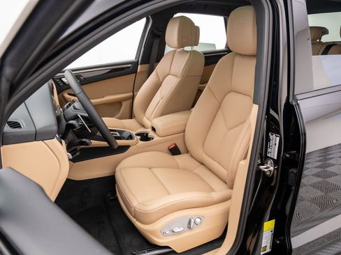 Certified 2026 Porsche Macan image 5