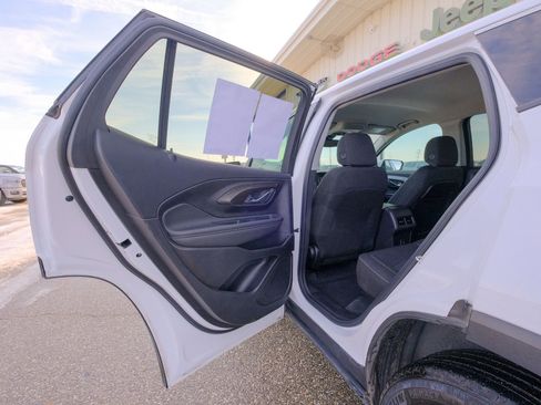 Used 2024 GMC Terrain SLE image 28