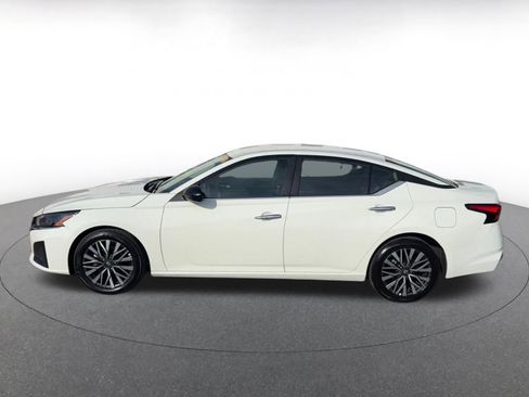 Used 2025 Nissan Altima 2.5 SV image 9