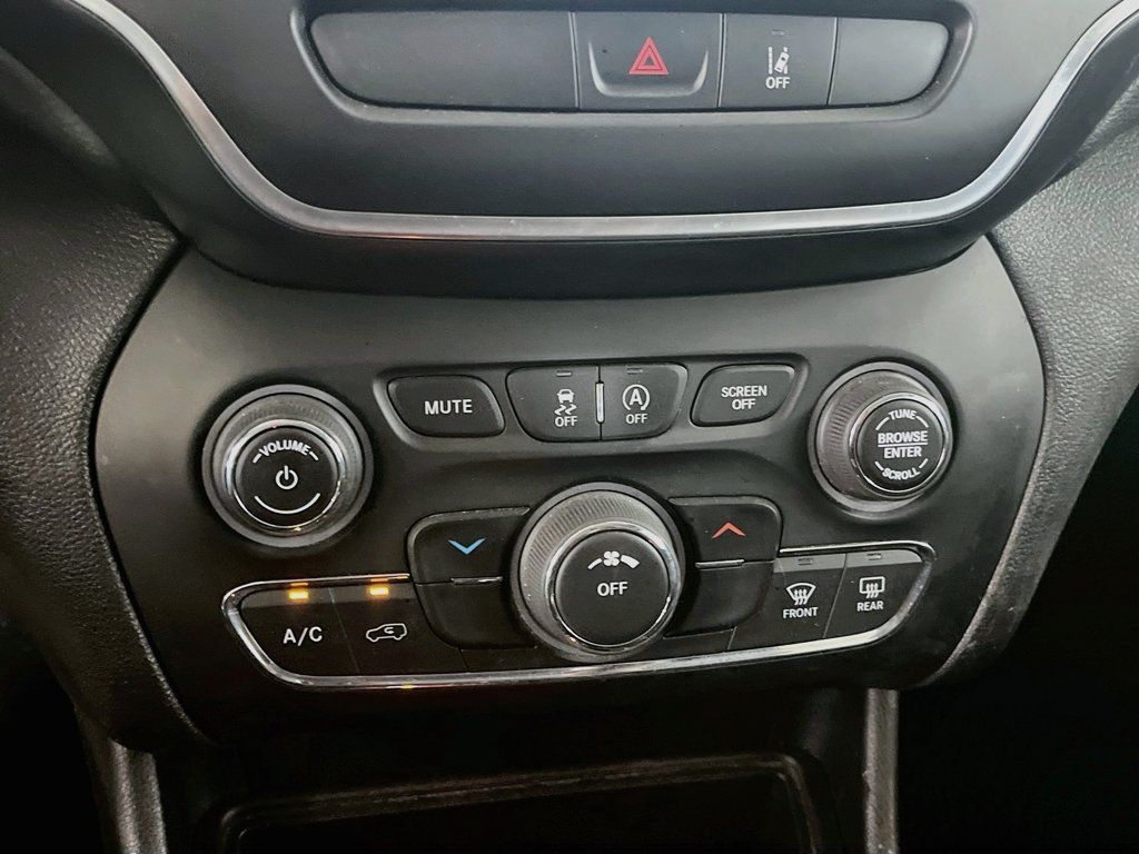 Used 2022 Jeep Cherokee Latitude AWD/4WD image 15