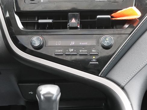 Used 2021 Toyota Camry SE w/ Cold Weather Package AWD/4WD image 21