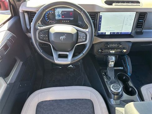 Used 2023 Ford Bronco Wildtrak image 7