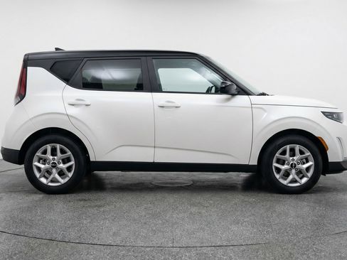 Used 2025 Kia Soul LX w/ LX Technology Package FWD image 11