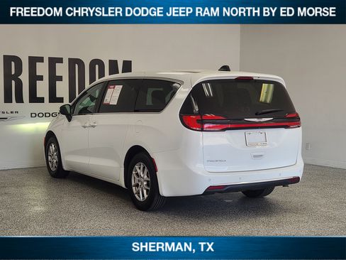 Used 2023 Chrysler Pacifica Touring-L FWD image 3