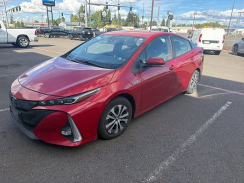 Used 2021 Toyota Prius Prime Limited w/ Carpet Mat Package (TMS) FWD image 4
