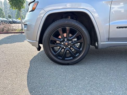 Used 2019 Jeep Grand Cherokee Altitude AWD/4WD image 27