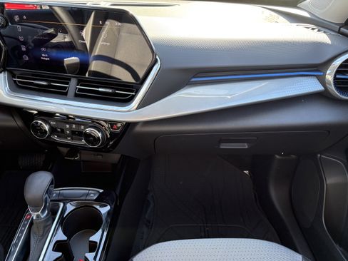 Used 2024 Chevrolet Trax LT w/ LT Convenience Package image 14