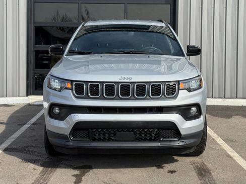 Used 2024 Jeep Compass Latitude image 2