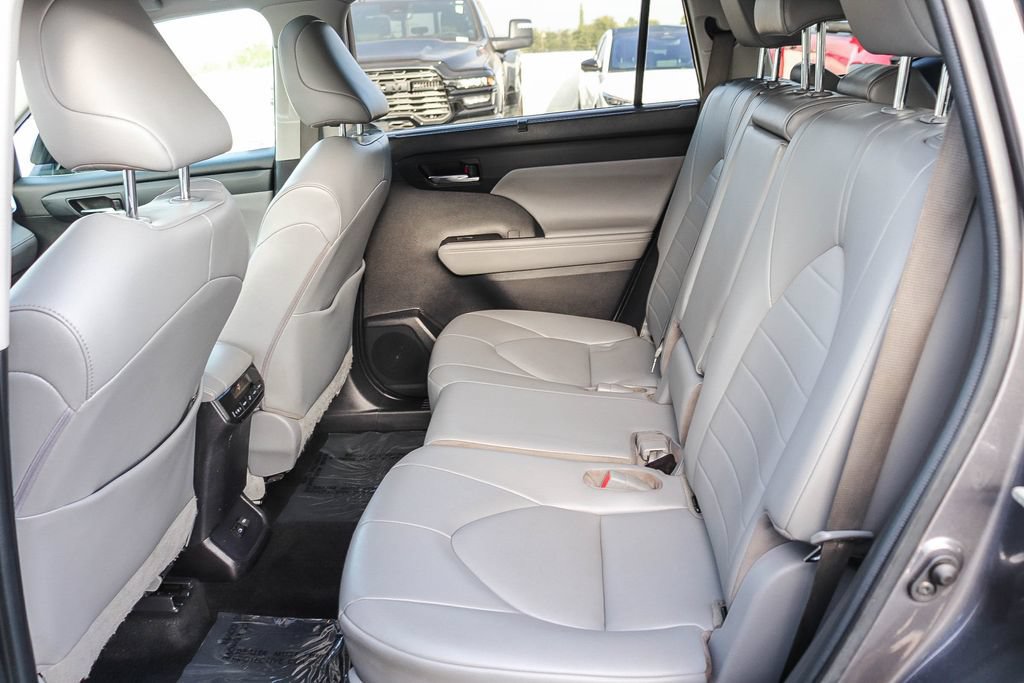 Used 2022 Toyota Highlander XLE FWD image 23