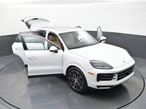 Certified 2025 Porsche Cayenne AWD/4WD image 31
