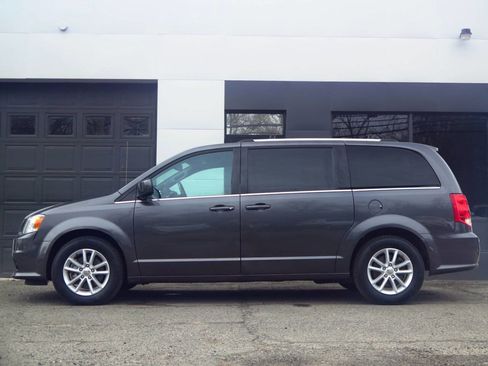 Used 2019 Dodge Grand Caravan SXT image 2