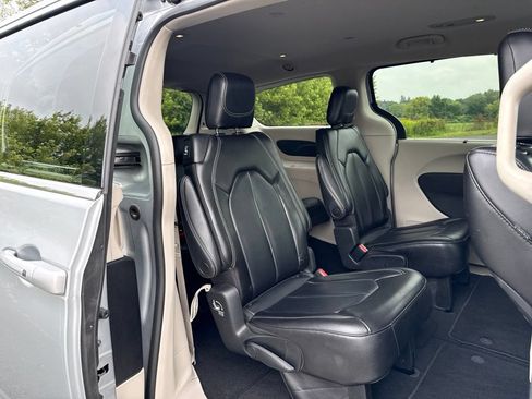 Used 2023 Chrysler Pacifica Touring-L FWD image 12