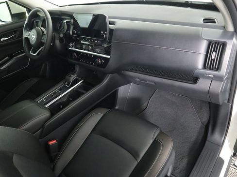 Used 2024 Nissan Pathfinder SL w/ Black Appearance Package image 17