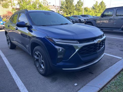 Used 2024 Chevrolet Trax LT w/ Driver Confidence Package FWD image 1