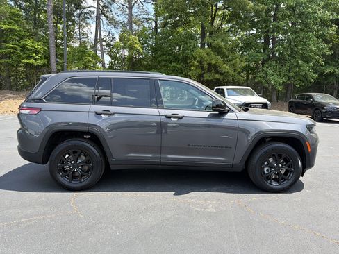New 2026 Jeep Grand Cherokee Altitude AWD/4WD image 9