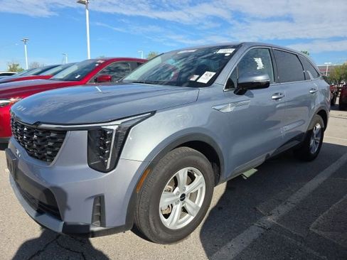Used 2025 Kia Sorento LX image 3