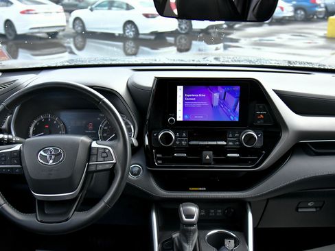 Used 2023 Toyota Highlander XLE AWD/4WD image 41
