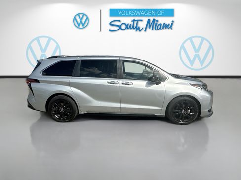 Used 2022 Toyota Sienna XSE FWD image 8