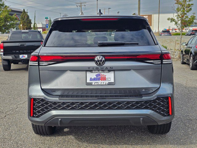 Used 2025 Volkswagen Tiguan SE R-Line AWD/4WD image 4