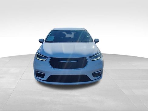 Used 2023 Chrysler Pacifica Touring-L image 13