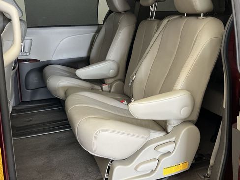 Used 2014 Toyota Sienna XLE w/ Entertainment Package FWD image 24