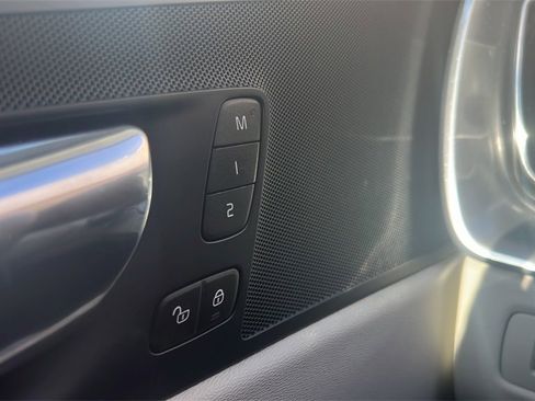 Used 2018 Volvo XC60 T5 Momentum w/ Vision Package image 31