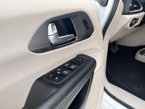 Used 2023 Chrysler Pacifica Touring-L image 21