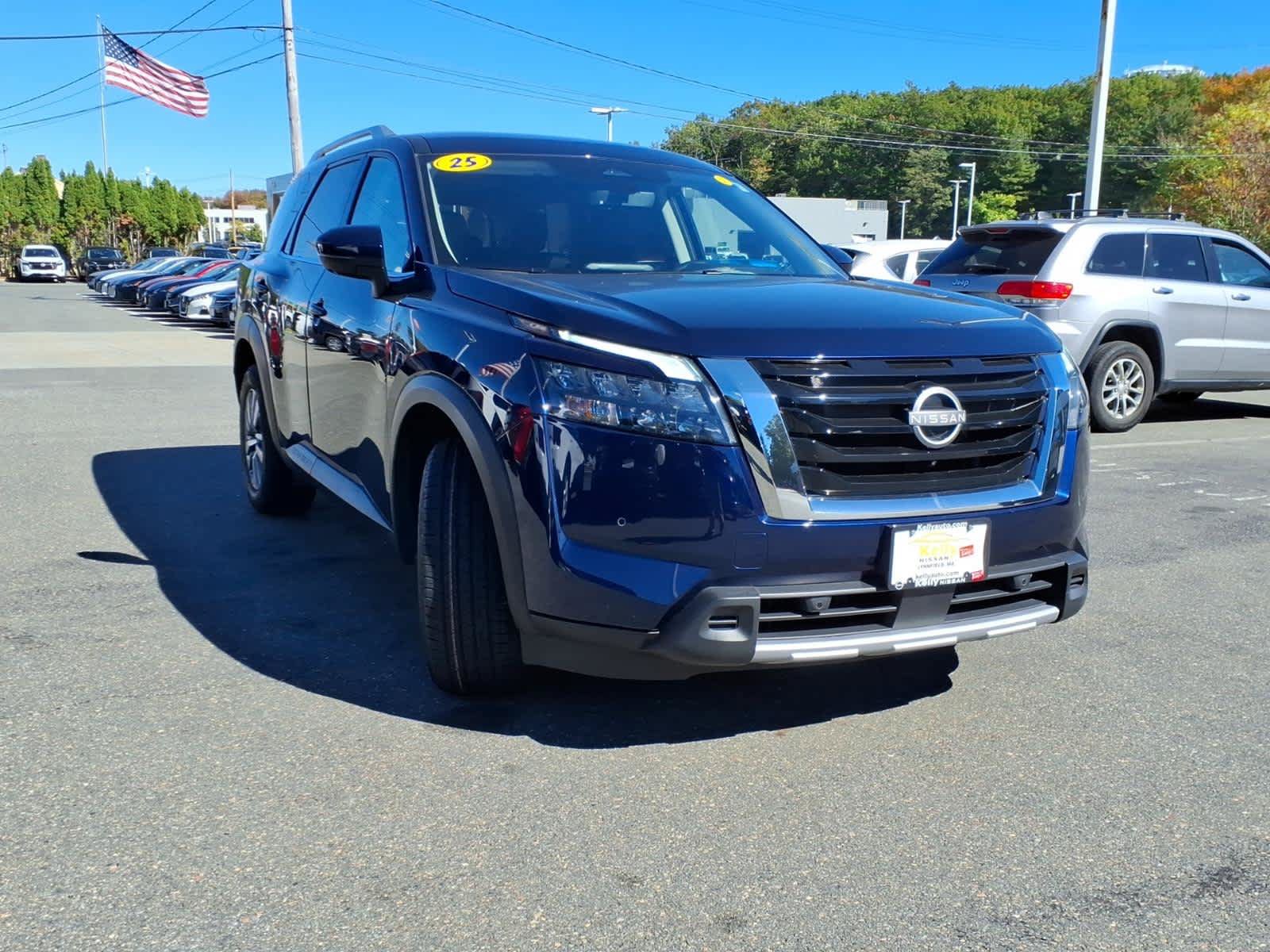 Used 2025 Nissan Pathfinder SL AWD/4WD image 3