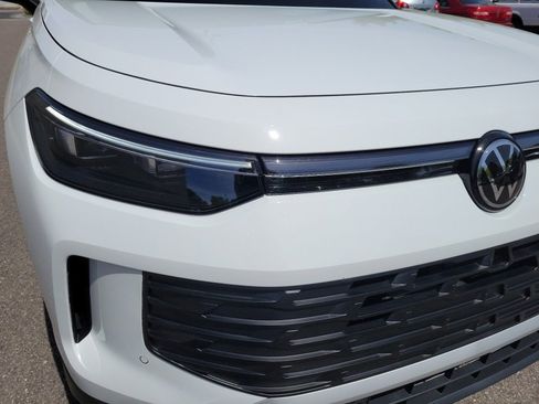 Used 2025 Volkswagen Tiguan SE w/ Panoramic Sunroof Package image 28