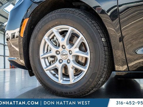 Used 2023 Chrysler Pacifica Touring-L FWD image 39