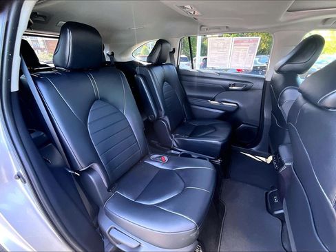 Used 2023 Toyota Highlander XLE AWD/4WD image 26
