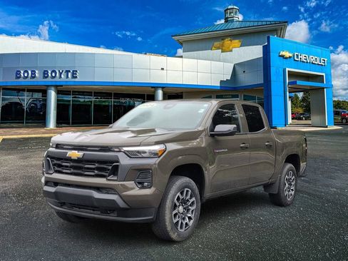 Used 2024 Chevrolet Colorado LT w/ LT Convenience Package III AWD/4WD image 8