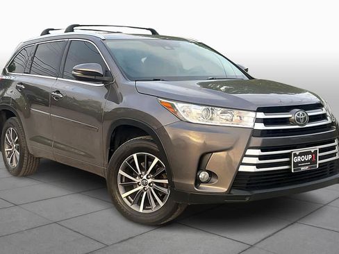 Used 2017 Toyota Highlander XLE image 3
