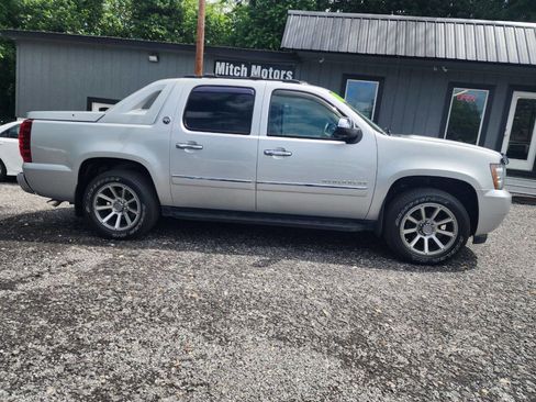 Used 2013 Chevrolet Avalanche LTZ AWD/4WD image 2